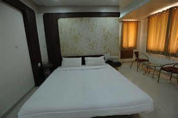 Hotel Jal Sagar Vadodara Esterno foto